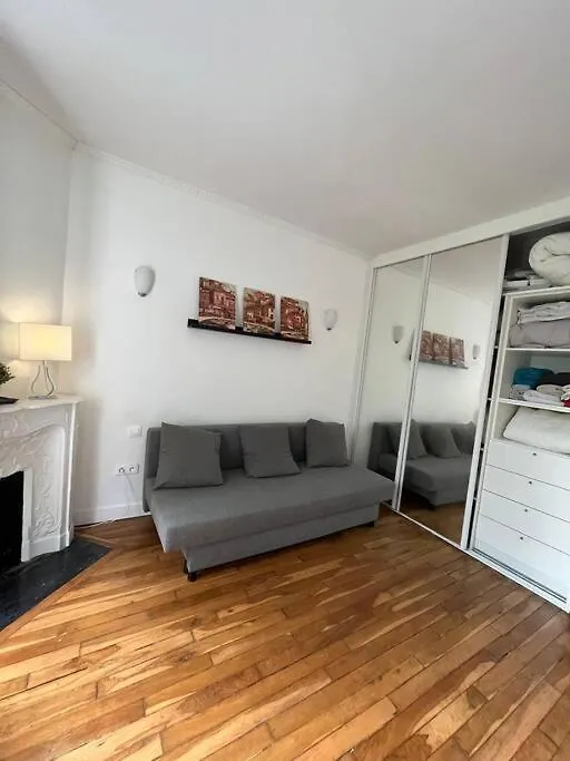 Entire Rental Unit In パリ 0*,  フランス